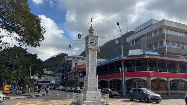 Die Hauptstadt Victoria der Republik Mahé gilt als kleinste Hauptstadt der Welt. Der silbrige Clock Tower - die Nachbildung des Uhrturms an der Vauxhall Bridge in London und mittlerweile Wahrzeichen der Seychellen - befindet sich in der Mitte des nördlichen Kreisverkehrs.