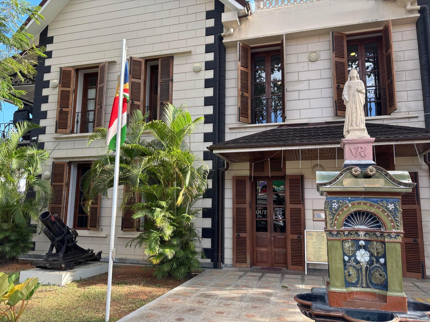Im Seychelles National Museum sehen und erfahren Gäste viel über die Geschichte der Inseln. Diese wurden gegen Ende des 18. Jahrhunderts von europäischen Siedlern kolonialisiert. Aufgrund ihrer Geschichte als französische und britische Kolonie, sowie der langwährenden Legalität von Sklaverei, sind die Seychellen kulturell und ethnologisch extrem vielfältig.