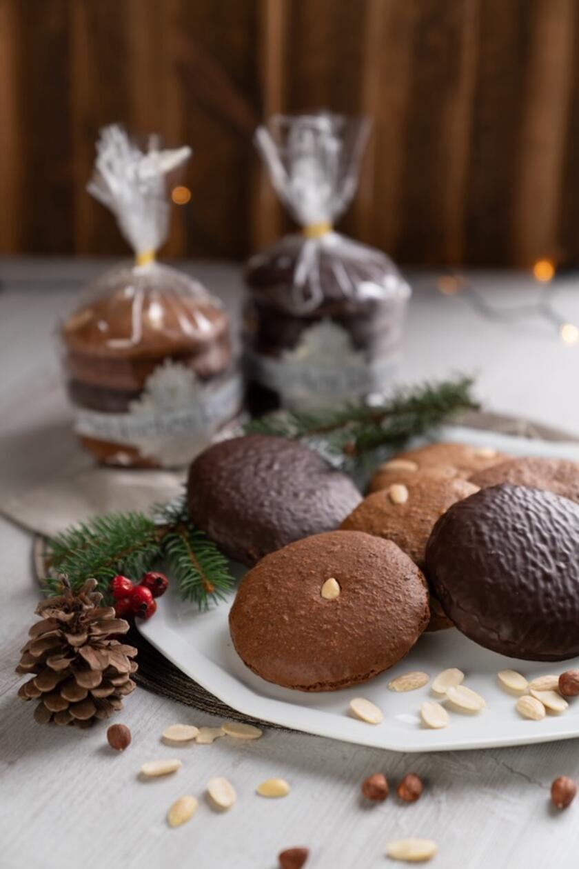 Platz 14: Die <b>Bäckerei Rosner</b> in Waldsassen fertigt Mandellebkuchen, Nusslebkuchen und Nusslebkuchen mit Schokoladenüberzug in Handarbeit an. Wer möchte, kann die Lebkuchenmanufaktur gruppenweise besichtigen. Die Bäckerei hat auch ein Café in der Egerer Straße 9, in dem Interessierte Lebkuchen und mehr bestellen können.
