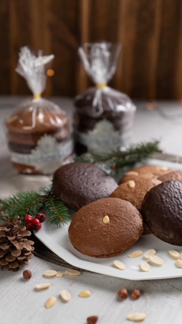 Platz 14: Die <b>Bäckerei Rosner</b> in Waldsassen fertigt Mandellebkuchen, Nusslebkuchen und Nusslebkuchen mit Schokoladenüberzug in Handarbeit an. Wer möchte, kann die Lebkuchenmanufaktur gruppenweise besichtigen. Die Bäckerei hat auch ein Café in der Egerer Straße 9, in dem Interessierte Lebkuchen und mehr bestellen können.