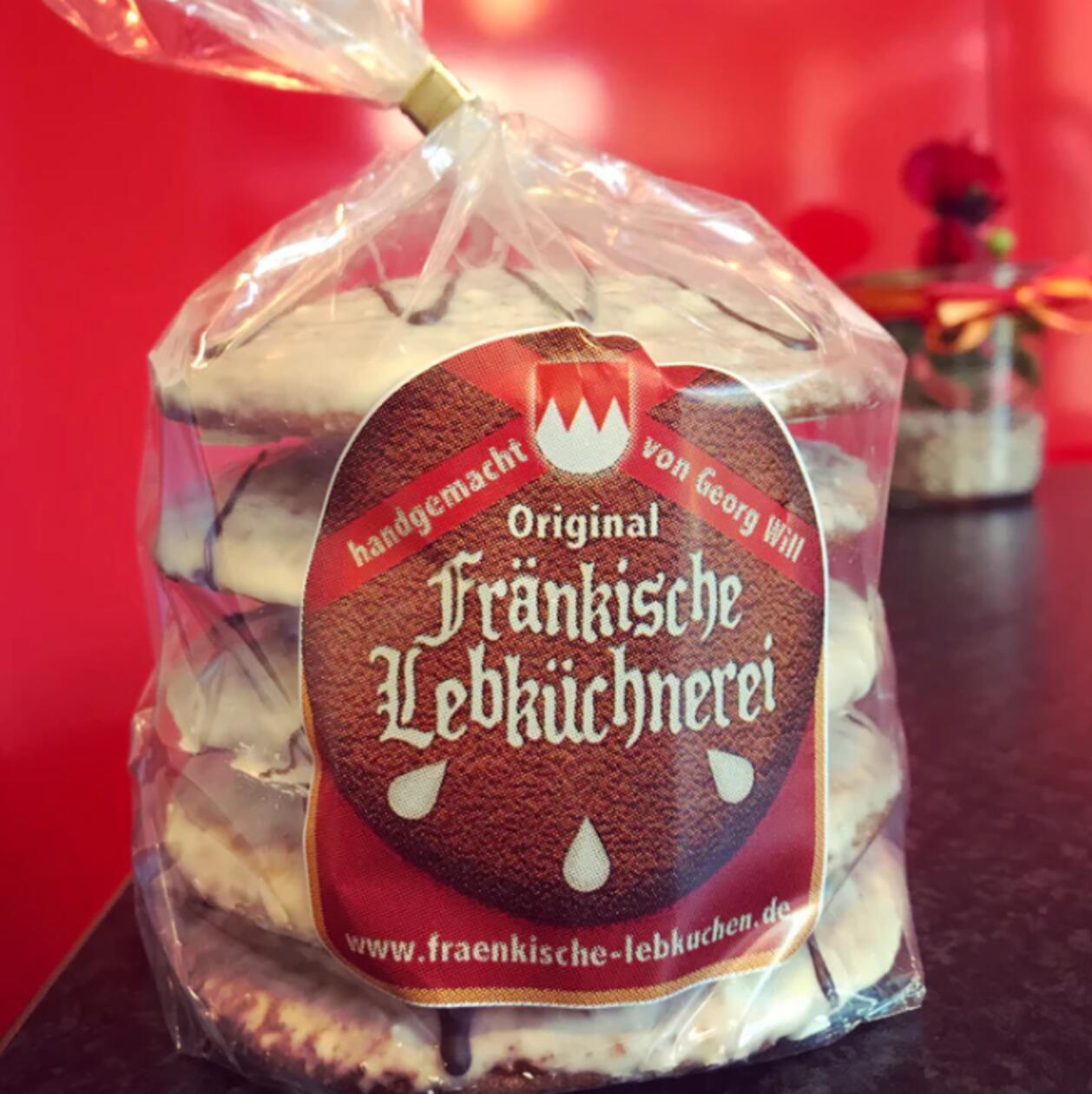 Platz 13: Von Elisen-Lebkuchen-Konfekt über Schoko-Haselnuss-Lebkuchen bis hin zu Walnuss- und Mandel-Lebkuchen: Die <b>fränkische Lebküchnerei</b> bereitet nicht nur zur Weihnachtszeit verschiedenste Lebkuchen-Variationen zu. Wer möchte, kann sich online sowie in der Würzburger Straße 1, in Kitzingen individuelle Lebkuchen und Lebkuchen-Herzen bestellen. In unserem Voting holt die Lebküchnerei den vorletzten Platz.