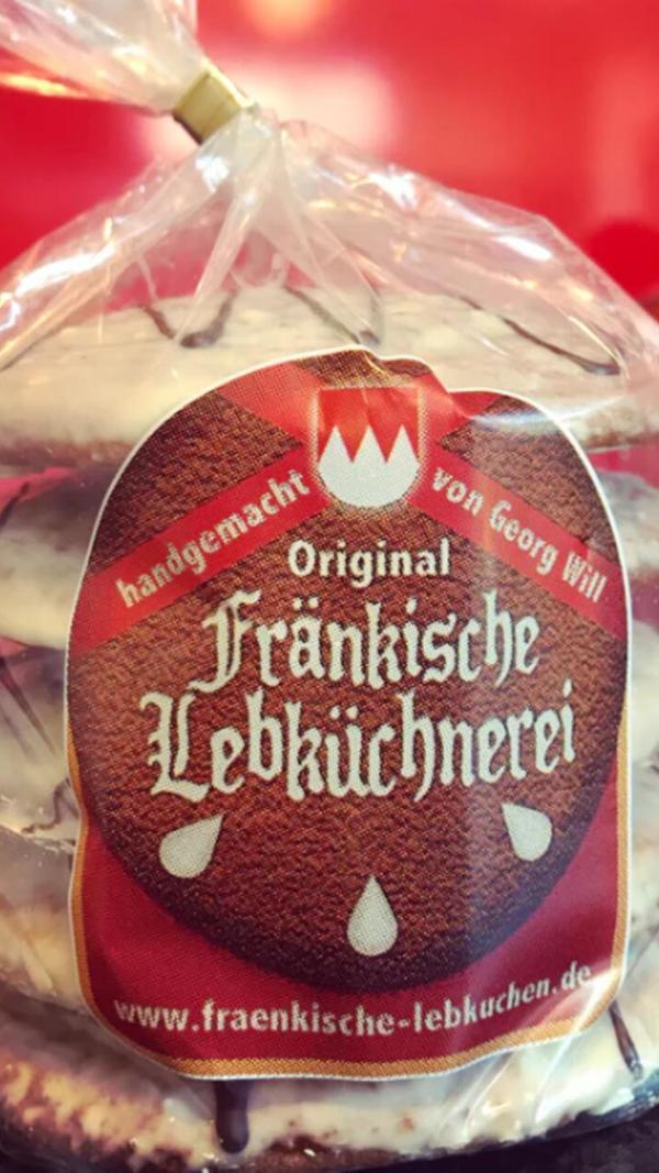 Platz 13: Von Elisen-Lebkuchen-Konfekt über Schoko-Haselnuss-Lebkuchen bis hin zu Walnuss- und Mandel-Lebkuchen: Die <b>fränkische Lebküchnerei</b> bereitet nicht nur zur Weihnachtszeit verschiedenste Lebkuchen-Variationen zu. Wer möchte, kann sich online sowie in der Würzburger Straße 1, in Kitzingen individuelle Lebkuchen und Lebkuchen-Herzen bestellen. In unserem Voting holt die Lebküchnerei den vorletzten Platz.
