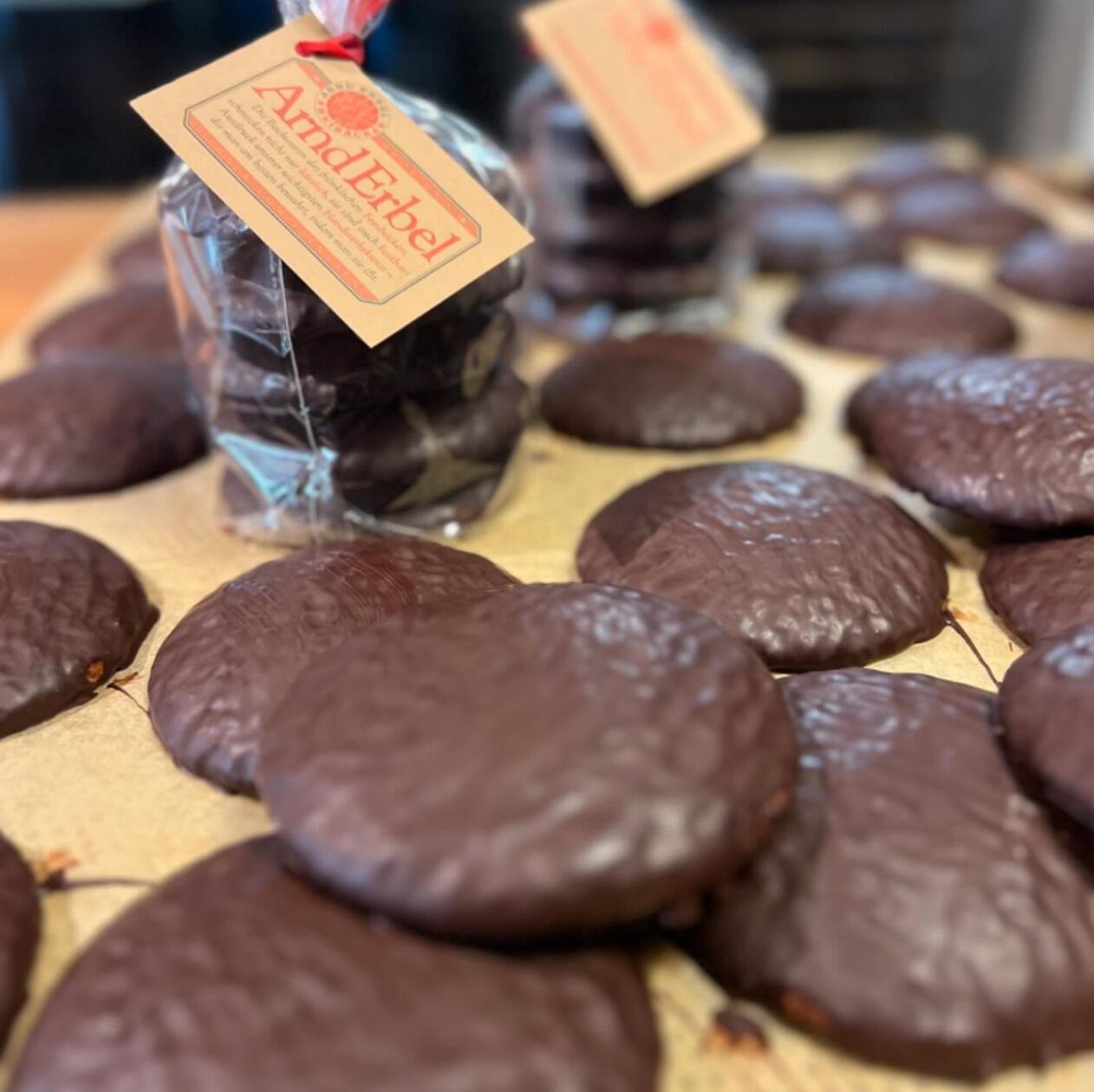 Platz 11: In Dachsbach widmet sich <b>Arnd Erbel</b> mit seiner <b>Freibäckerei</b> ganz der Backkunst. Passend zur Saison bietet der Bäcker Elisenlebkuchen mit Schokoladenglasur, Zucker und in Natur an. Die Bäckerei liegt am Hindenburgplatz 1 und schafft es in unserem Voting auf Platz elf.