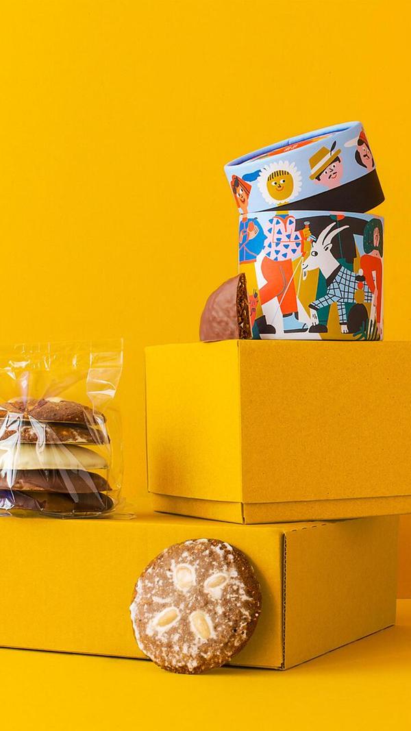Platz 10: <b>Pfeffer und Frost</b> ist für viele eine beliebte Anlaufstelle, wenn es um Lebkuchen gibt. Das Team entscheidet sich bewusste gegen Plastik und verpackt die Lebkuchen in einer kompostierbaren Folie aus nachwachsenden Rohstoffen. Im Gegensatz zu traditionellen Elisen-Lebkuchen wird hier bei der Herstellung auf Ei und Honig verzichtet - das bedeutet, dass alle Lebkuchen dort vegan sind. In unserem Voting schaffen diese es auf den zehnten Platz. Die Produktion der Online-Lebküchnerei findet am Kapellenfeld 13, in Burgebrach statt, die Lebkuchen sind ausschließlich über das Internet bestellbar.