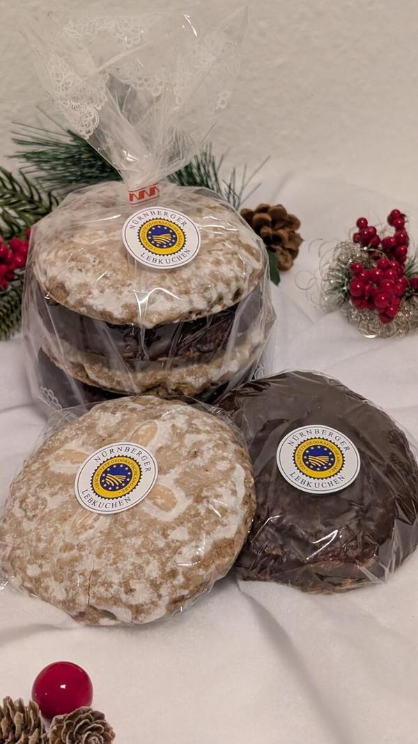 Platz 9: In der Gibitzenhofstraße 2, in Nürnberg, bietet die <b>Thomas Ipta</b> und sein Team zur Weihnachtszeit handgemachte Lebkuchen an. Die Bäckerei ist ein traditioneller, kleiner Handwerksbetrieb und befindet sich seit 1951 in Familienbesitz und schafft es in unserer Umfrage auf Platz neun.