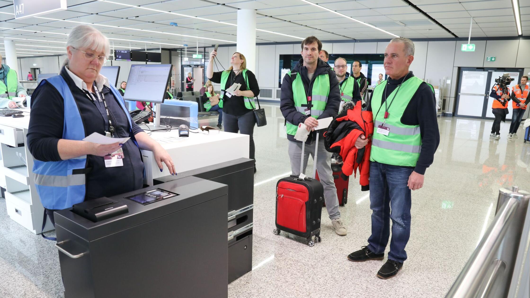 Prostovoljci v Münchnu testirali novi letališki terminal