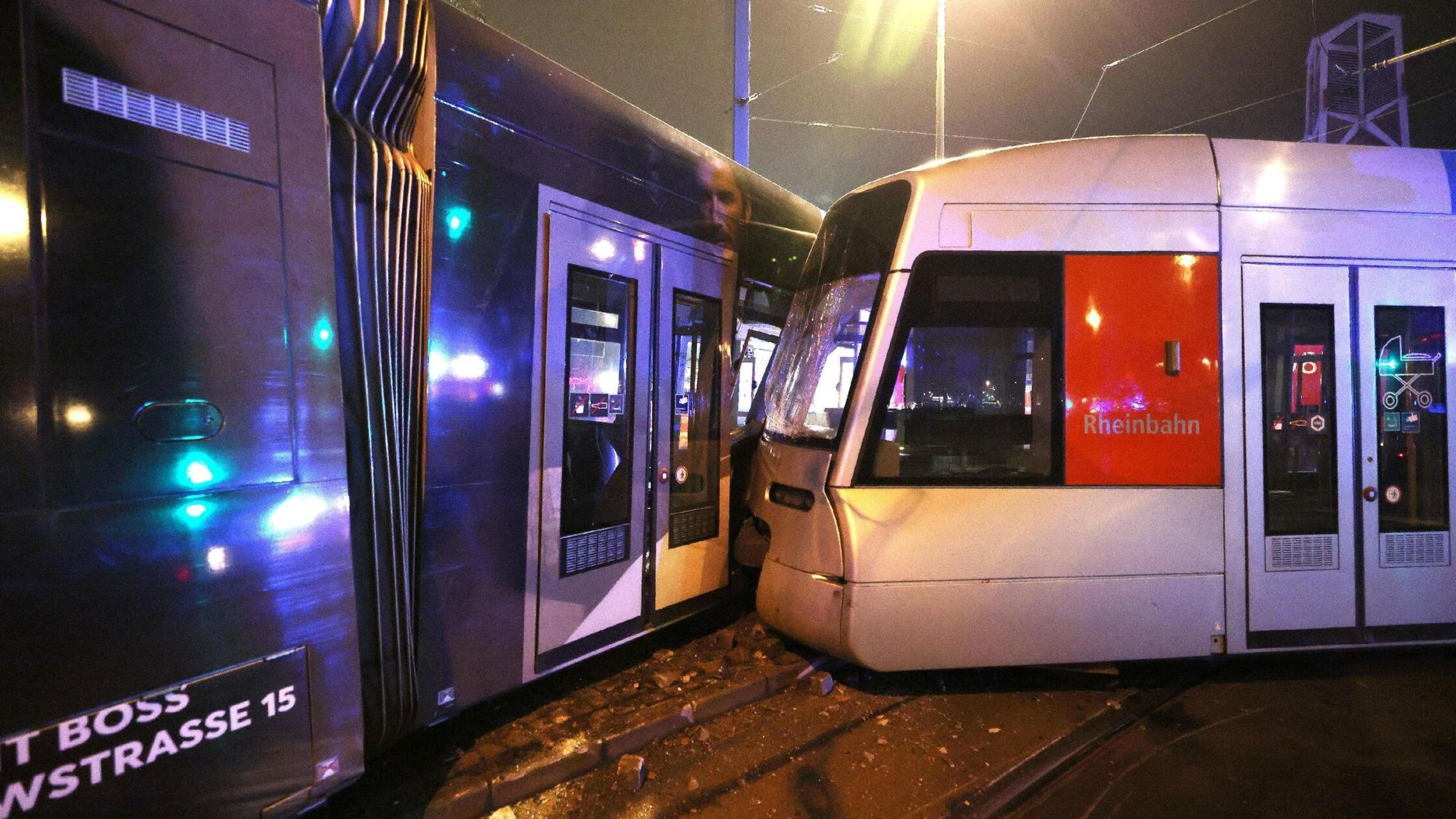 Straßenbahn in Düsseldorf entgleist - 13 Verletzte