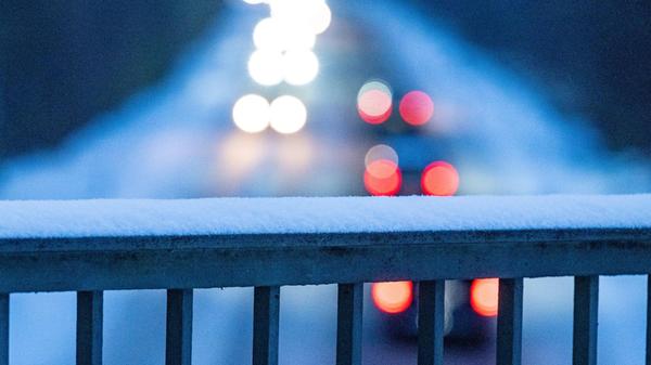 Auf dem Brückengeländer über einer Straße liegt Sc