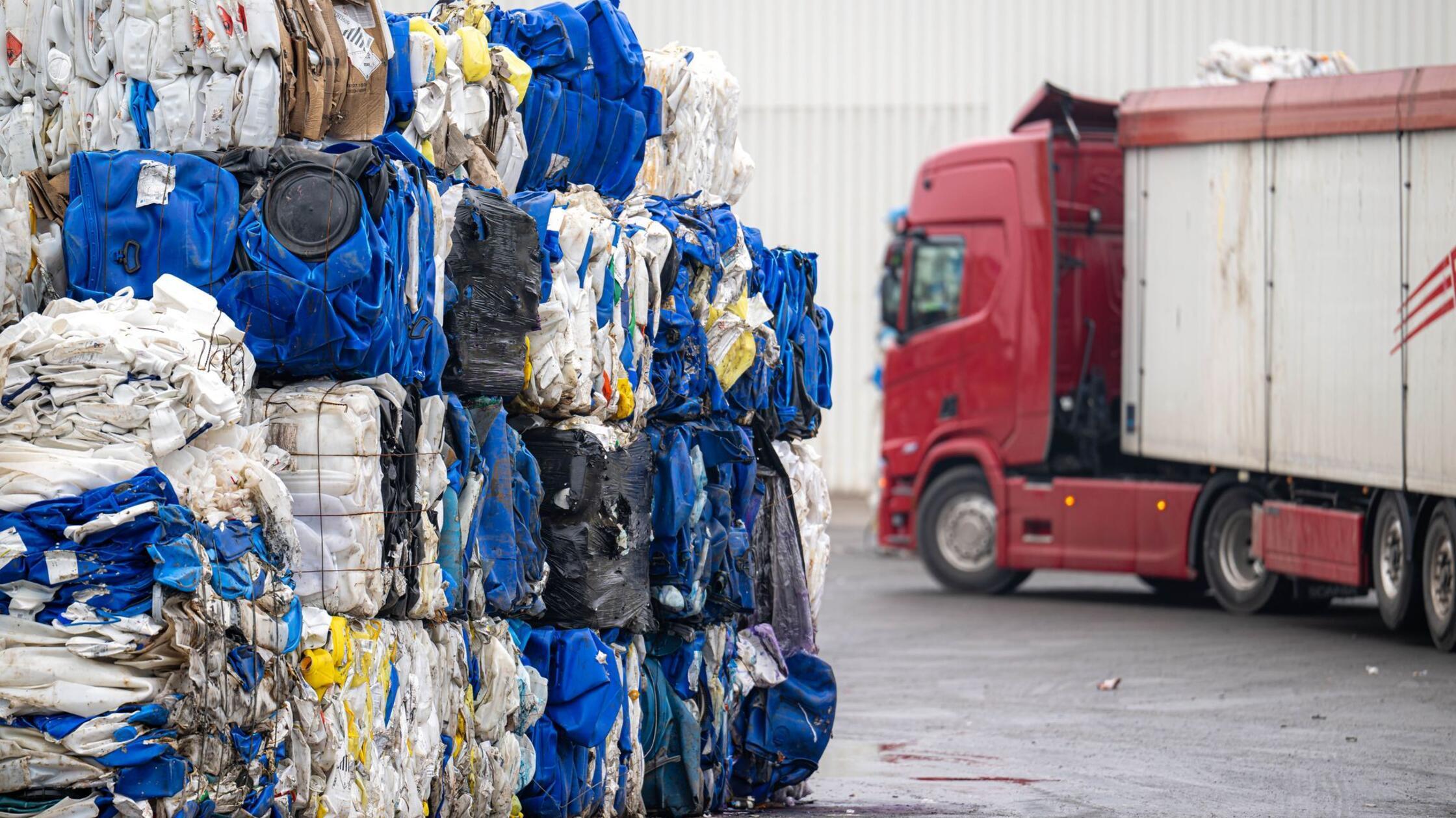 V Bremnu našli mrtvega dojenčka v smeteh; bil naj bi rojen živ