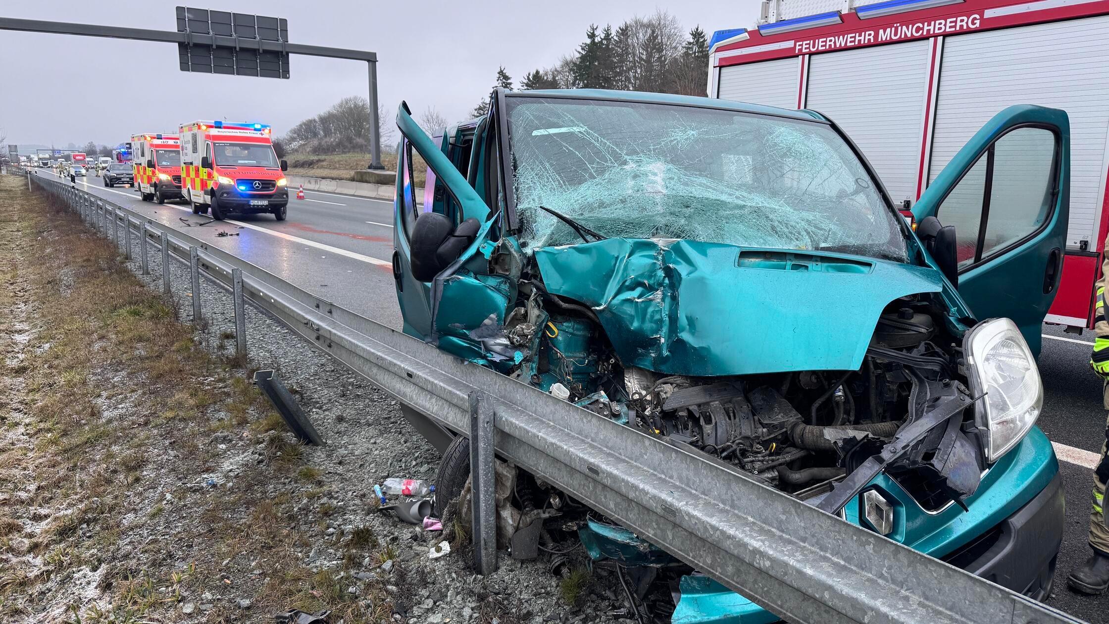 Zwei Personen schwer verletzt: Kleintransporter kr