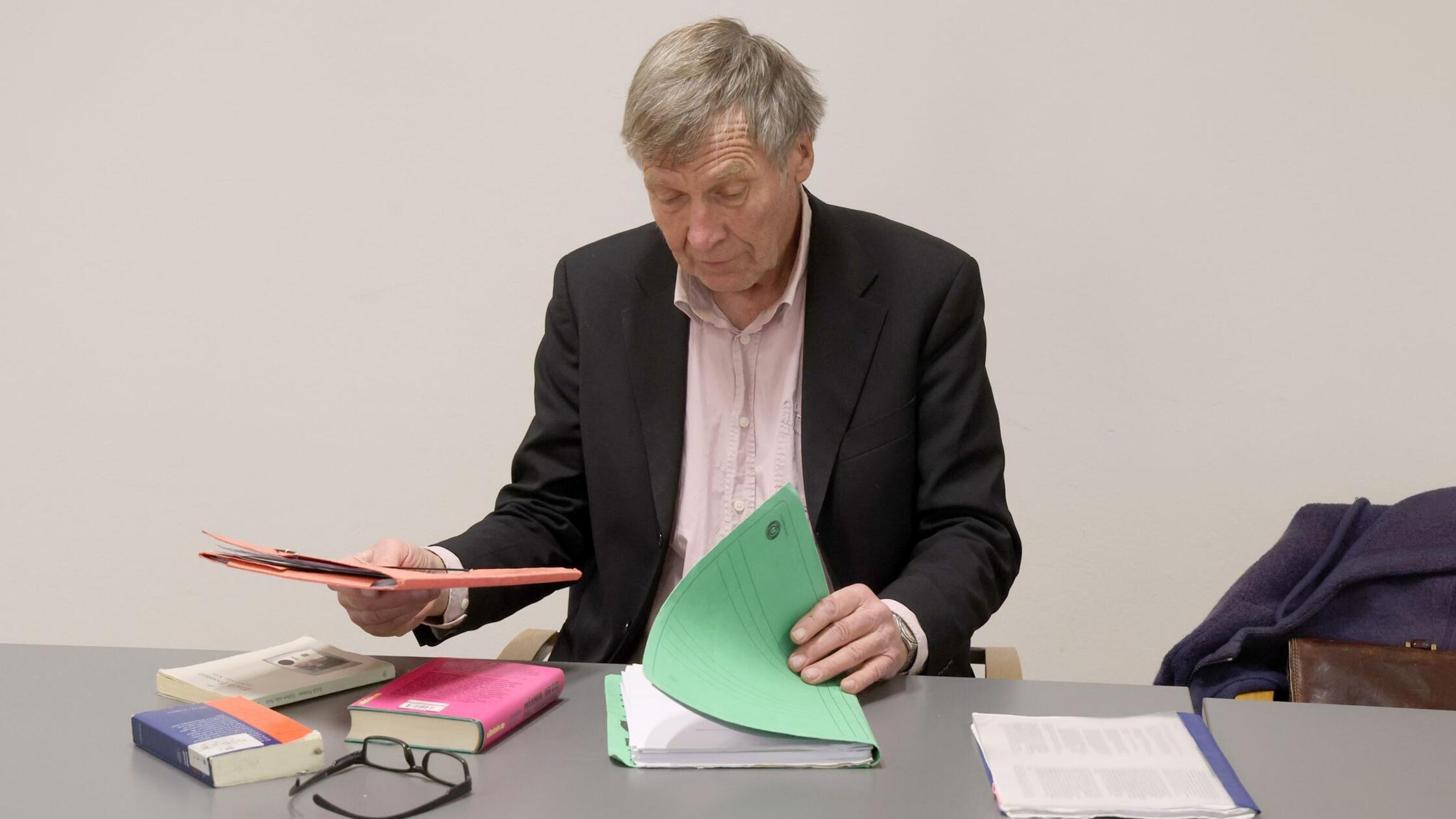 75-letni aktivist zaradi sabotaže na naftovodu ponovno pred sodiščem