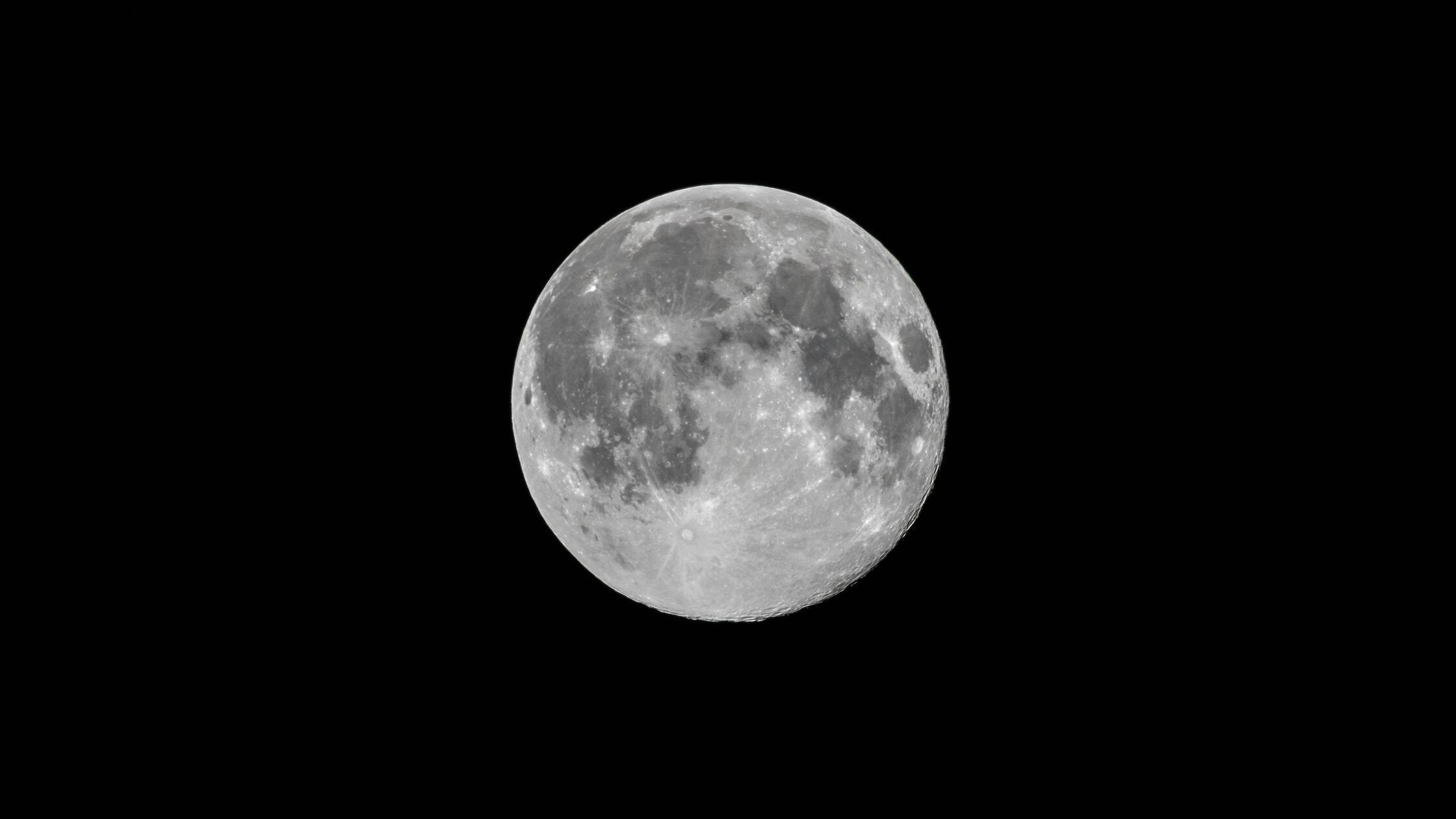 Der Vollmond leuchtet am Nachthimmel über Rottweil