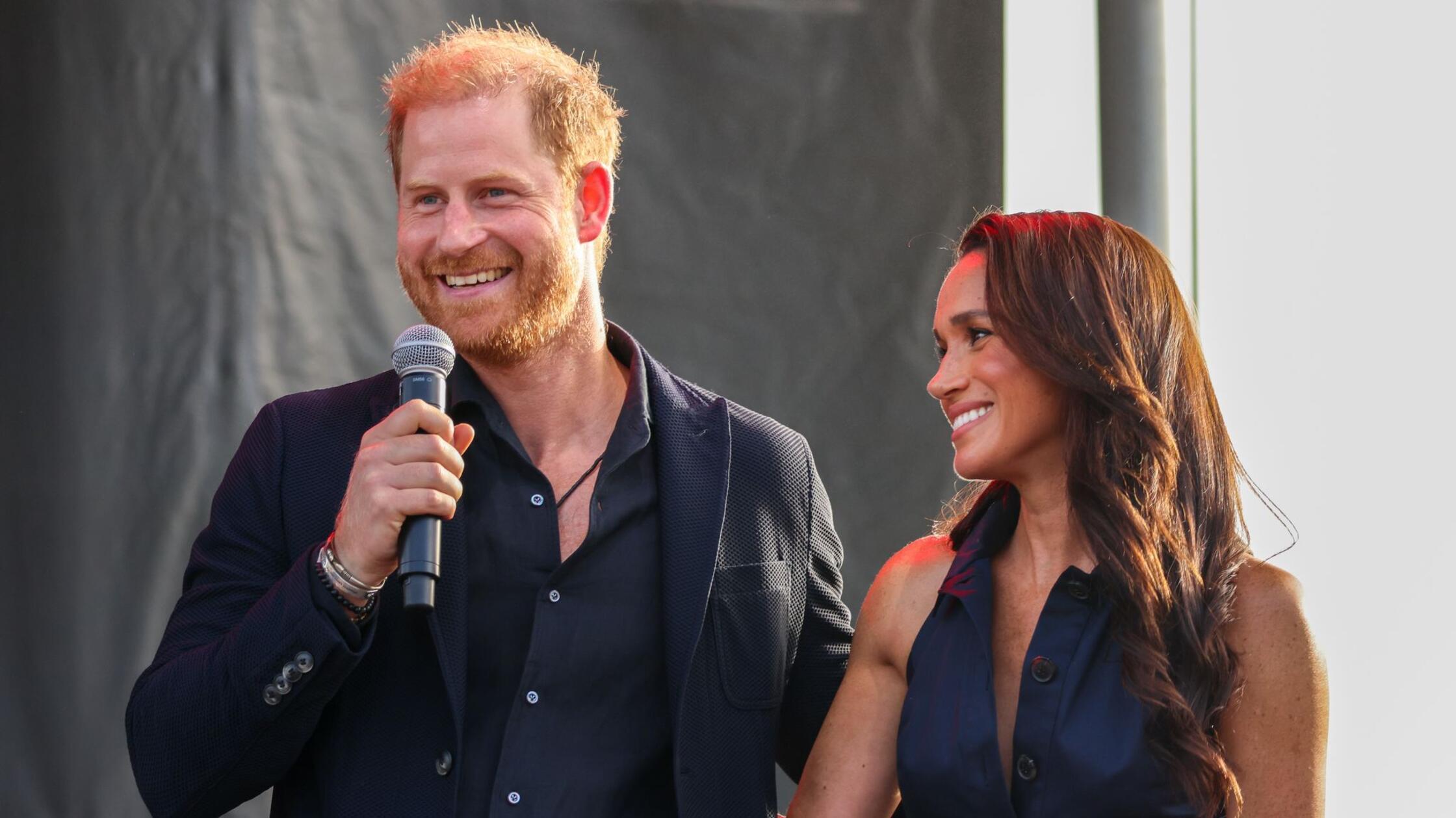Harry, Meghan und ihre Kinder helfen in Gemeinschaftsküche