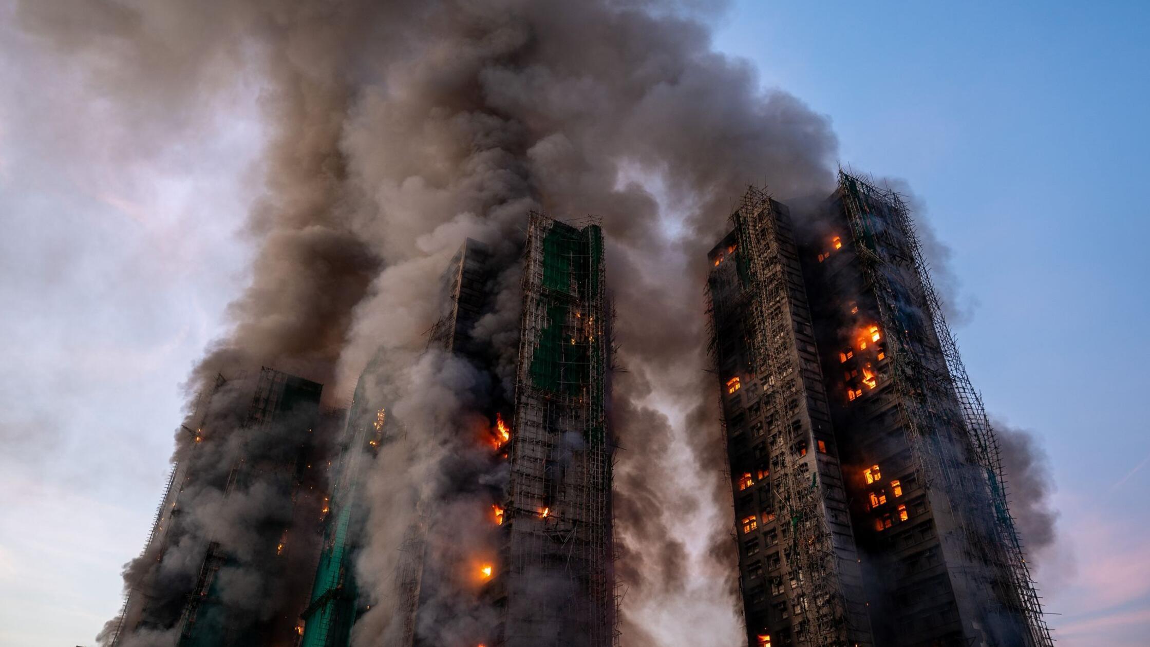 Verheerender Großbrand in Hongkong: Zahl der Toten steigt auf 55 - wohl hunderte Menschen vermisst