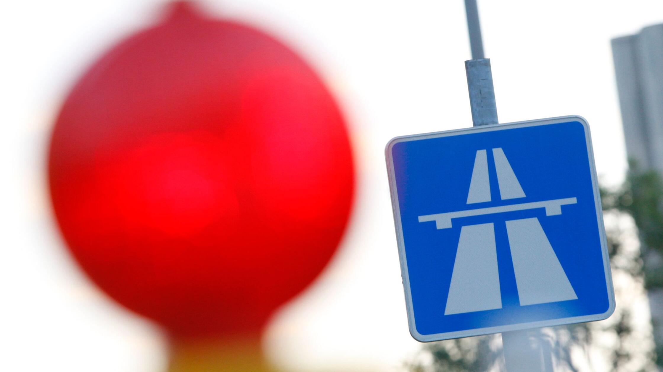 Poškodovan jaškov pokrov na avtocesti A9 povzročil škodo na dveh tovornjakih