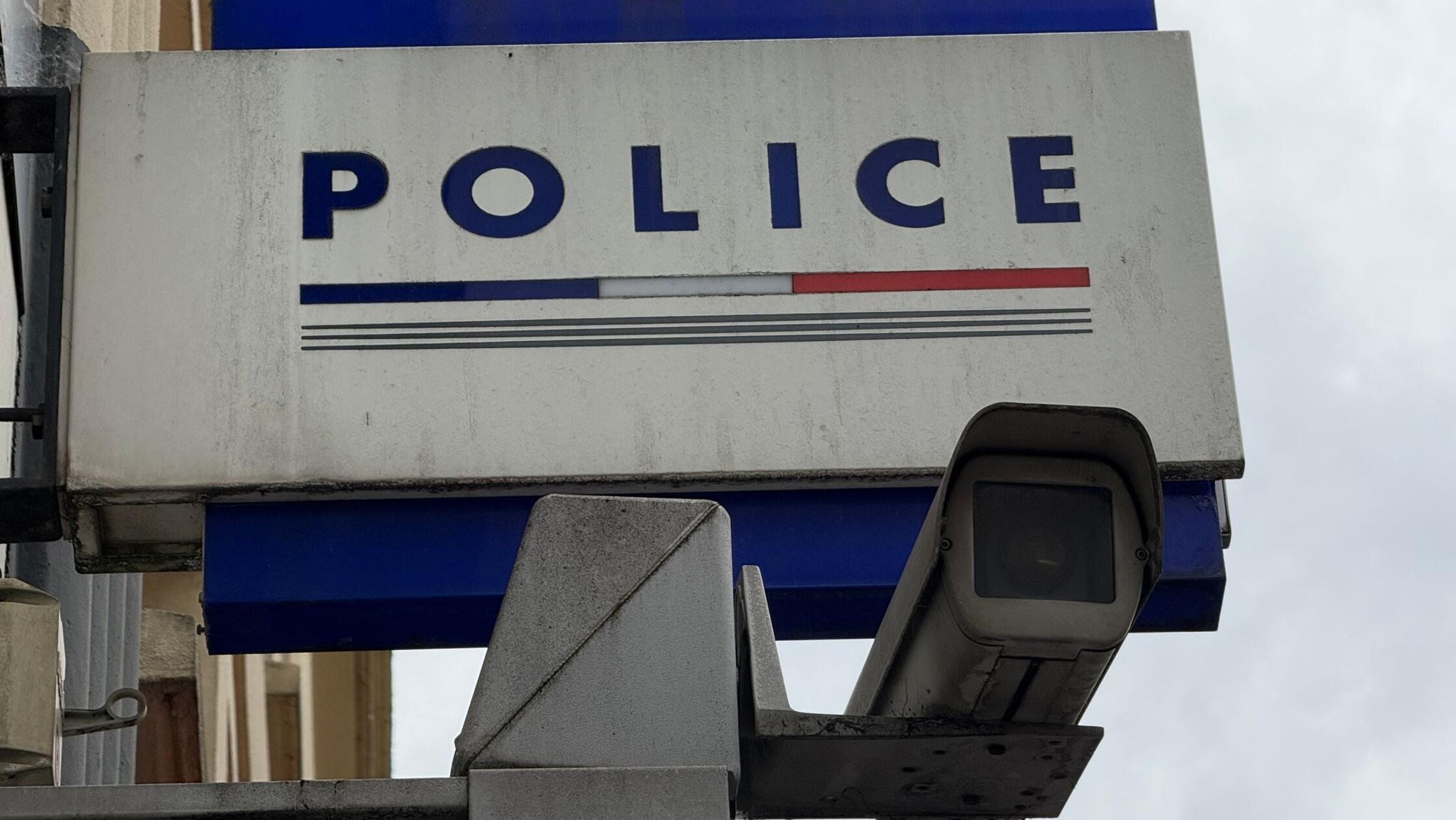 Stalker versteckt sich unter Bett der Ex-Frau