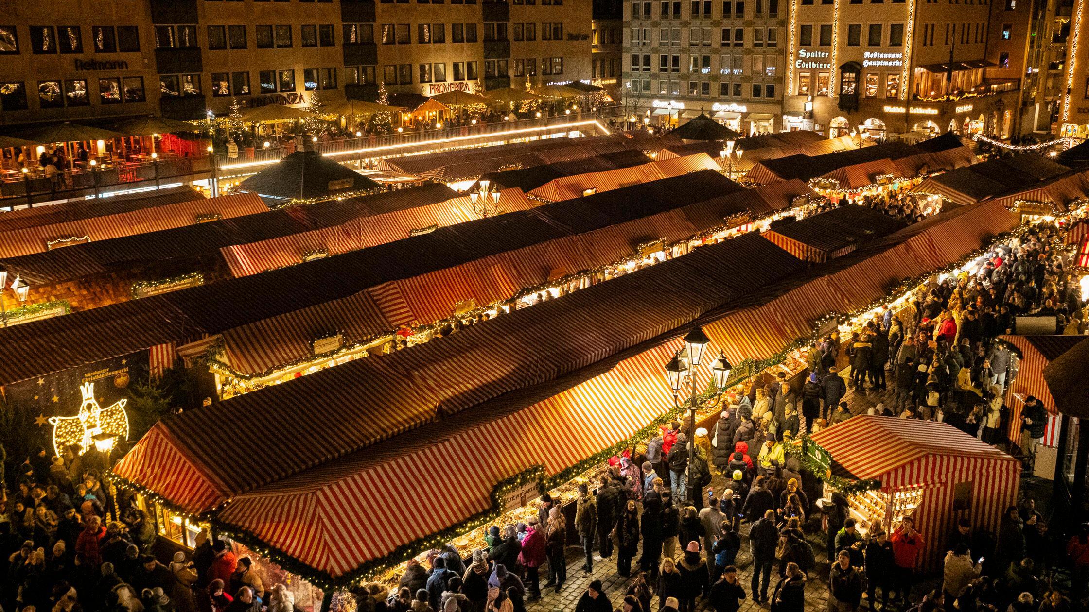 21.12.2024, Christkindlesmarkt, Nürnberg: Trotz de