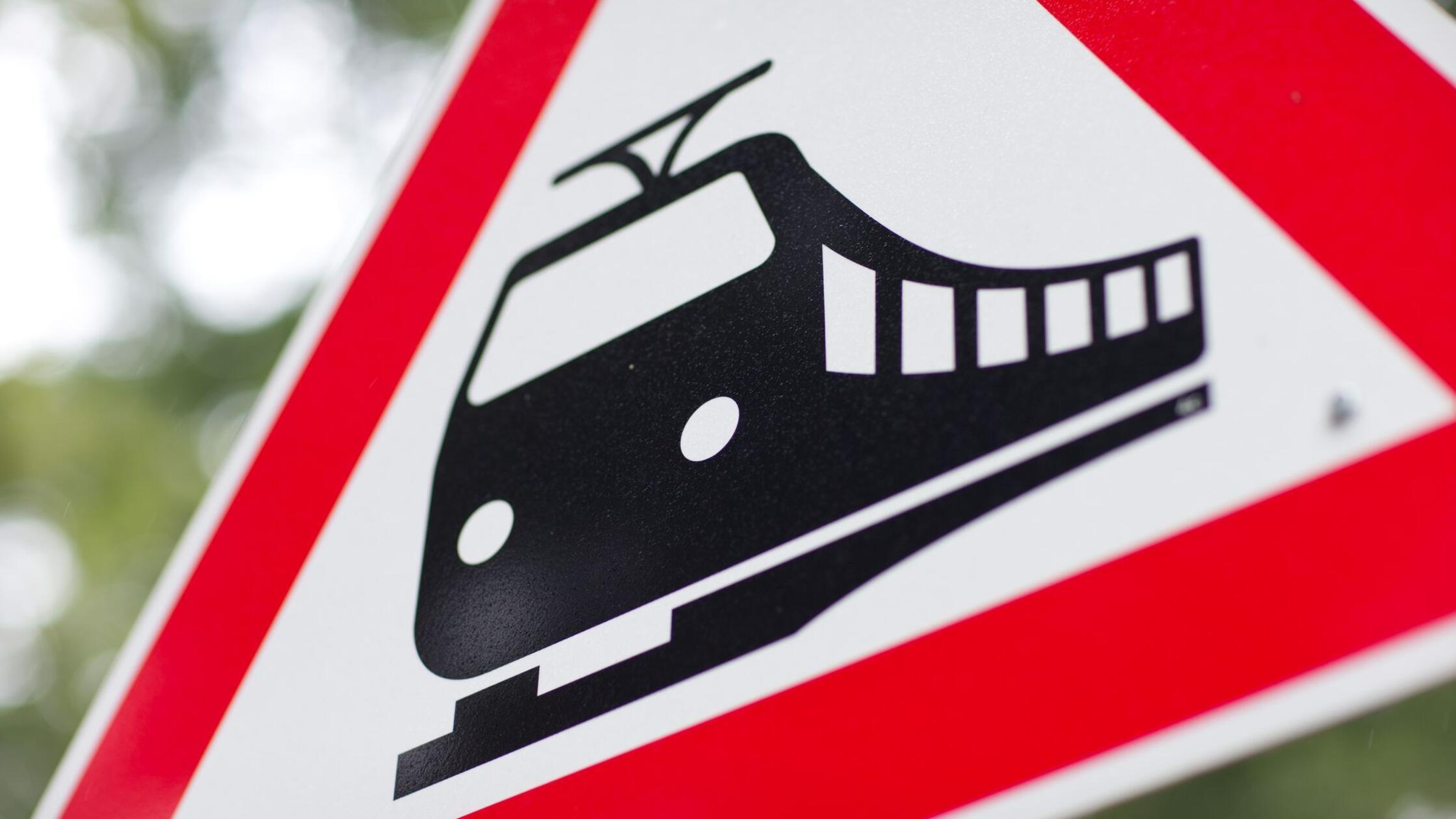 Auto fliegt über Gleise und überschlägt sich mehrfach