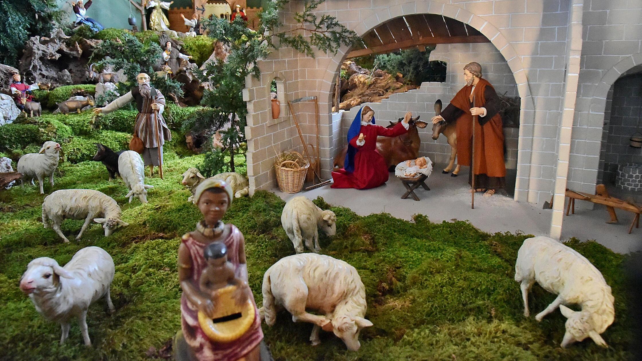 Eine Krippe mit geschnitzten Figuren aus Oberammer