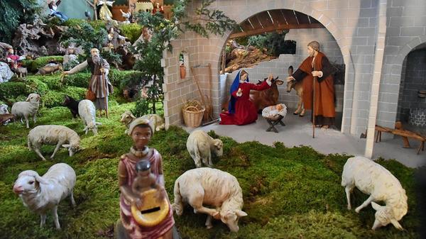 Eine Krippe mit geschnitzten Figuren aus Oberammer