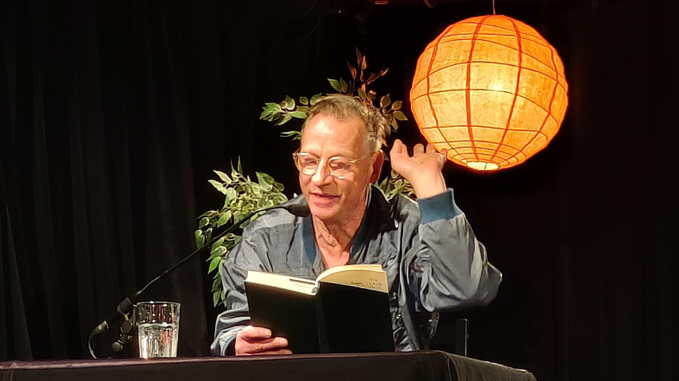 Zwischen Stasi und wildem Westen: Schauspieler Victor Schefé las und ...