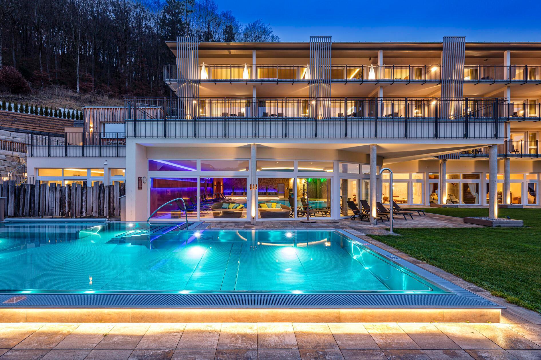 Die Ansicht heute: Das Wellnesshotel Sponsel-Regus mit seinem Außenpool.