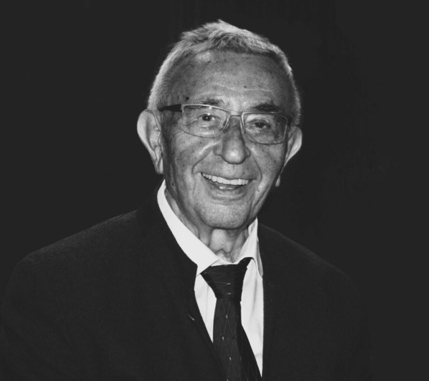 Altbürgermeister Andreas Stenglein stirbt am 5. Januar 2025 im Alter von 95 Jahren. Der SPD-Politiker hat sich im Landkreis Bamberg verdient gemacht. Der Politiker habe stets ein offenes Ohr für die Belange der Bevölkerung aus allen Schichten gehabt, so die Stadt Bamberg in ihrem Nachruf. Stenglein war zwischen 1966 und 1972 Bürgermeister der Gemeinde Gaustadt, die damals noch eigenständig war. Erst mit der Gebietsreform wurde Gaustadt in Bamberg eingemeindet. Stenglein war ein "überaus engagierten Bürger, der als Mandatsträger in vielen Funktionen Vorbildliches geleistet hat", heißt es weiter. Er war bereits verwitwet und hinterlässt drei Kinder.