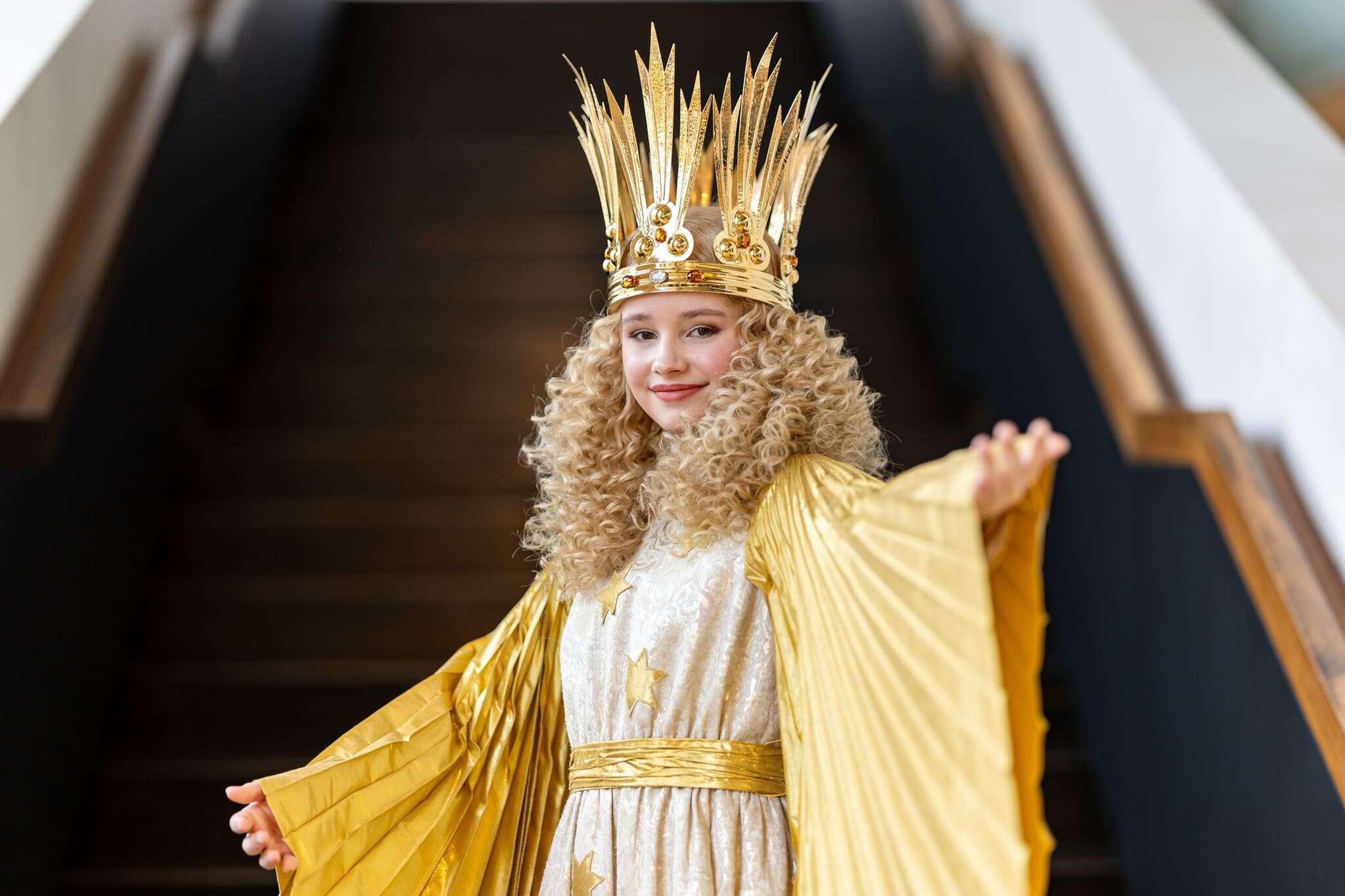 Die 16-jährige Nora Falk wollte übrigens schon als kleines Kind Christkind werden. Sie ist im Kindergarten dem damaligen Nürnberger Christkind begegnet und seit dem hegte sie den Traum.