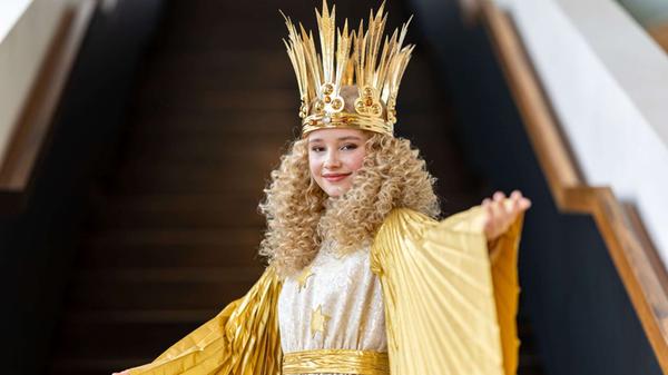 Die 16-jährige Nora Falk wollte übrigens schon als kleines Kind Christkind werden. Sie ist im Kindergarten dem damaligen Nürnberger Christkind begegnet und seit dem hegte sie den Traum.