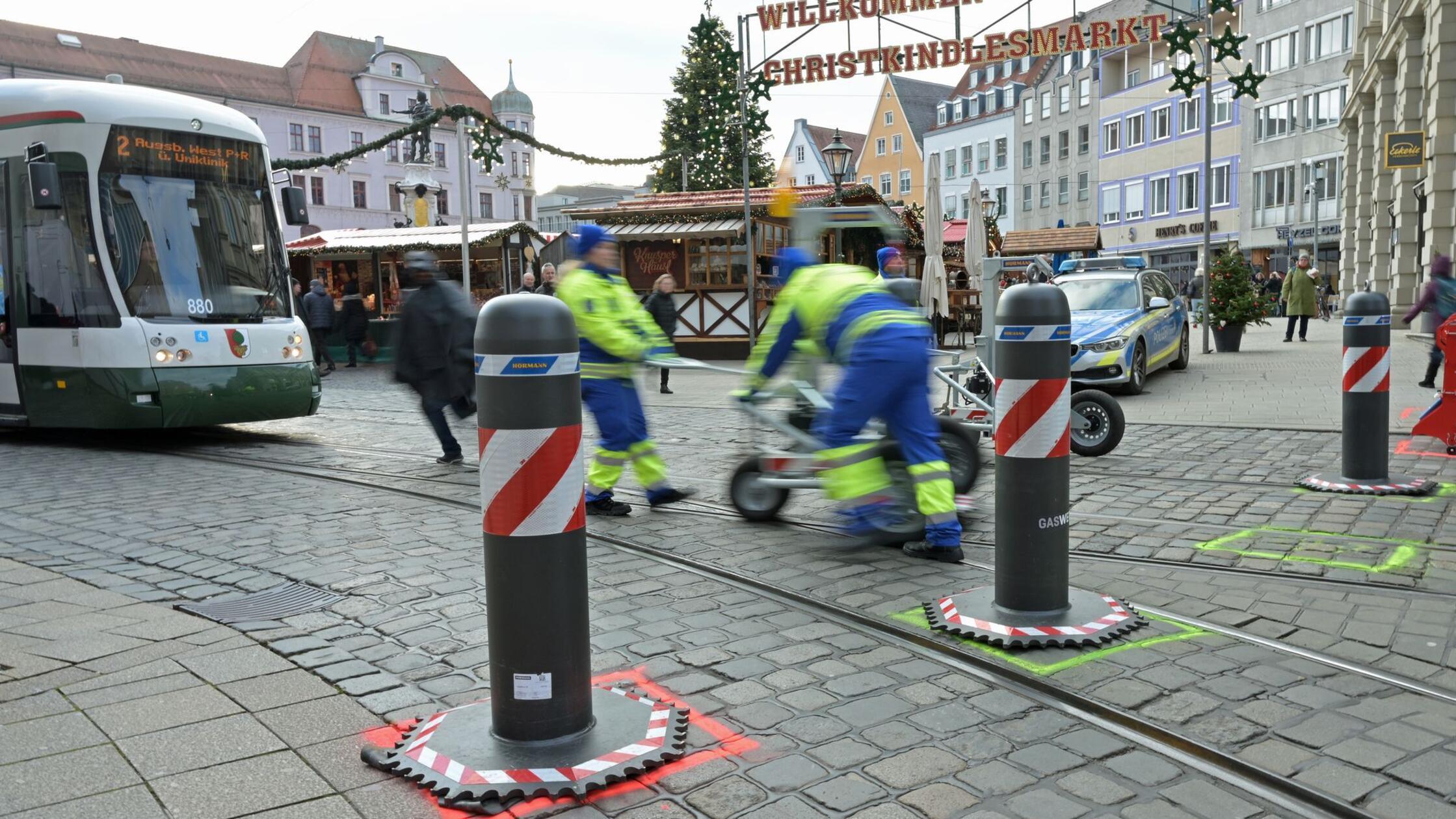 Poller werden im Minutentakt neben Weihnachtsmarkt bewegt