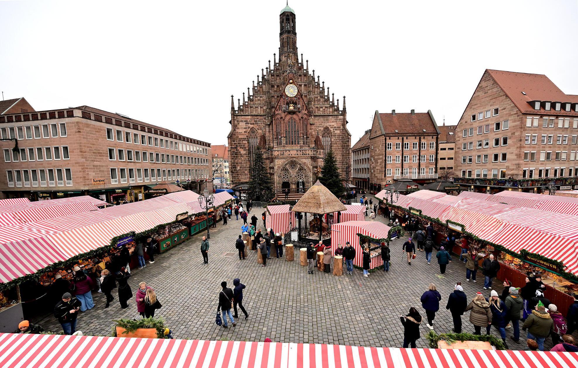 Noch am Mittag findet man einen Platz auf dem Hauptmarkt. Am Abend wird hier aber drangvolle Enge herrschen.