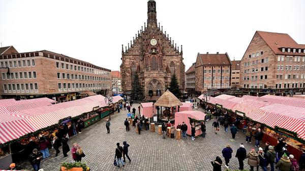 Noch am Mittag findet man einen Platz auf dem Hauptmarkt. Am Abend wird hier aber drangvolle Enge herrschen.