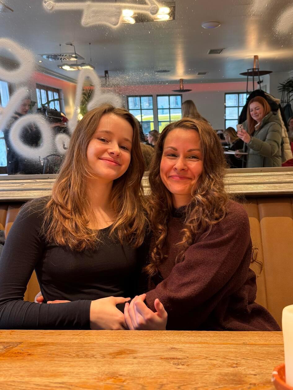 Ein großer Tag für Christkind Nora Falk. "Ich bin schon sehr aufgeregt, sowas in dieser Größenordnung habe ich ja mein ganzes Leben noch nie gemacht", verriet die 16-Jährige am Vormittag beim Brunch mit den Presse-Vertretern. Unterstützung gibt's zum Beispiel von ihrer Mutter.