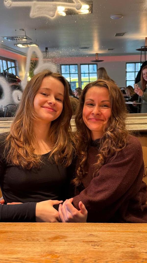 Ein großer Tag für Christkind Nora Falk. "Ich bin schon sehr aufgeregt, sowas in dieser Größenordnung habe ich ja mein ganzes Leben noch nie gemacht", verriet die 16-Jährige am Vormittag beim Brunch mit den Presse-Vertretern. Unterstützung gibt's zum Beispiel von ihrer Mutter.