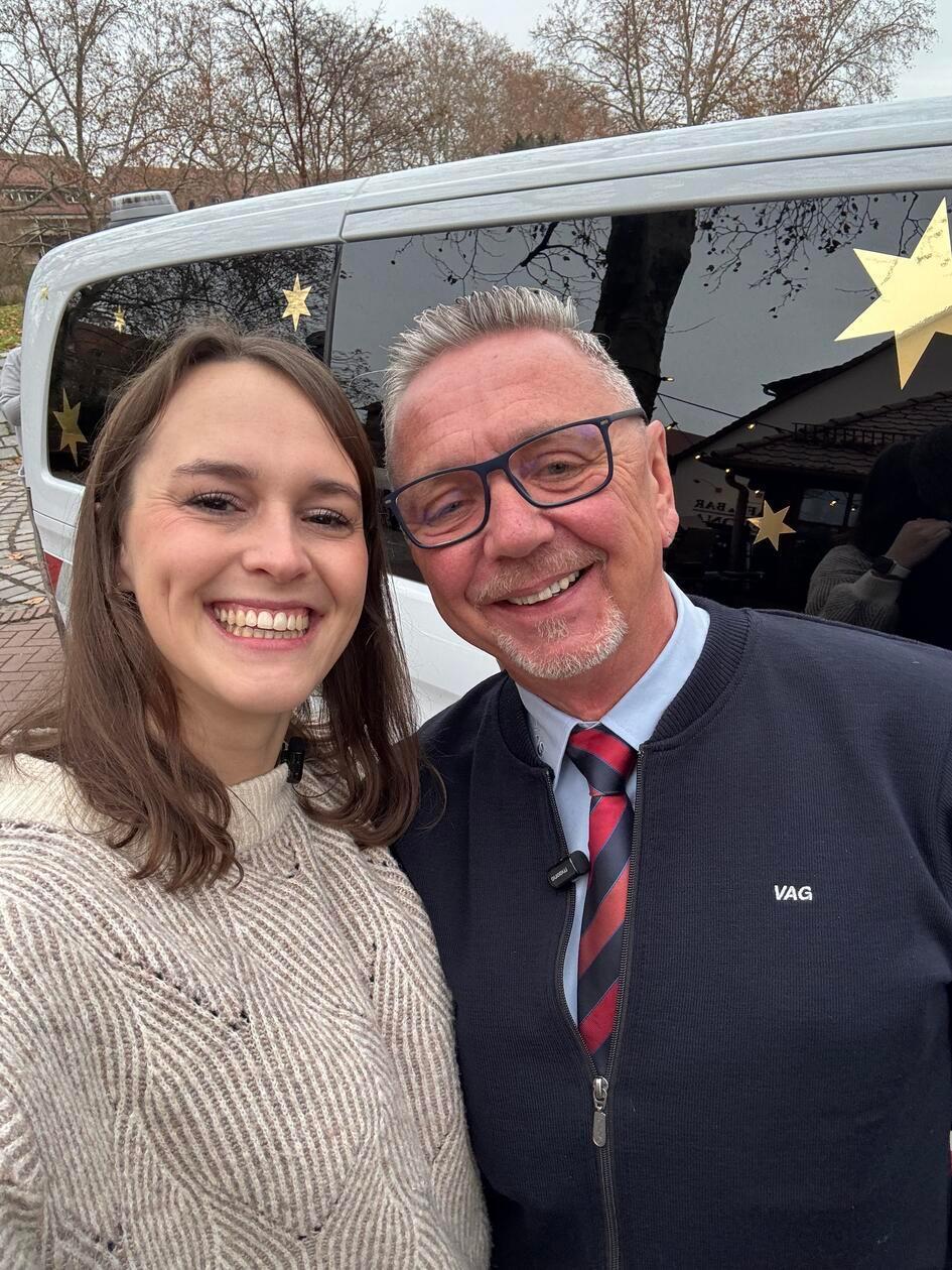 "Was für ein schönes Wiedersehen": Seit 14 Jahren ist Uwe einer der drei Christkind-Fahrer. Vor elf und zwölf Jahren hat er schon unsere Reporterin Teresa Treuheit - ebenfalls ehemaliges Christkind - von Termin zu Termin begleitet.