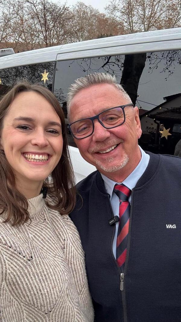 "Was für ein schönes Wiedersehen": Seit 14 Jahren ist Uwe einer der drei Christkind-Fahrer. Vor elf und zwölf Jahren hat er schon unsere Reporterin Teresa Treuheit - ebenfalls ehemaliges Christkind - von Termin zu Termin begleitet.