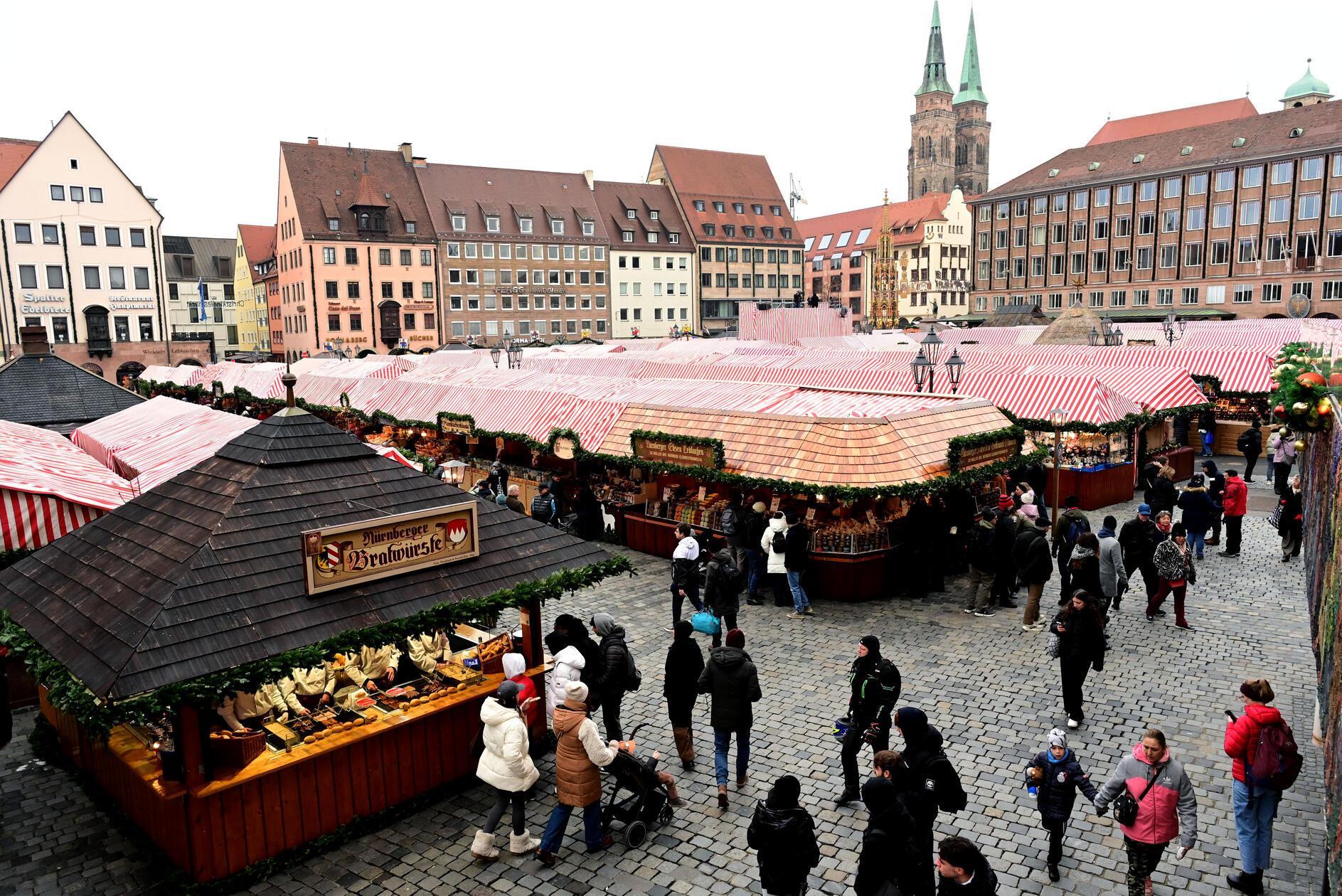 Schon lange bevor der Markt am Abend offiziell eröffnet wird - nämlich seit 10 Uhr - haben die Buden am Freitag geöffnet. Zum Auftakt sogar eine Stunde länger bis 22 Uhr.