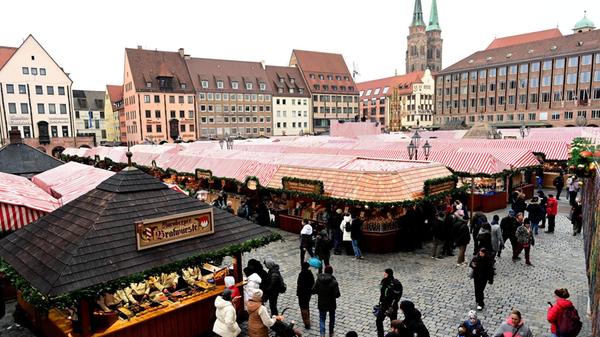 Schon lange bevor der Markt am Abend offiziell eröffnet wird - nämlich seit 10 Uhr - haben die Buden am Freitag geöffnet. Zum Auftakt sogar eine Stunde länger bis 22 Uhr.
