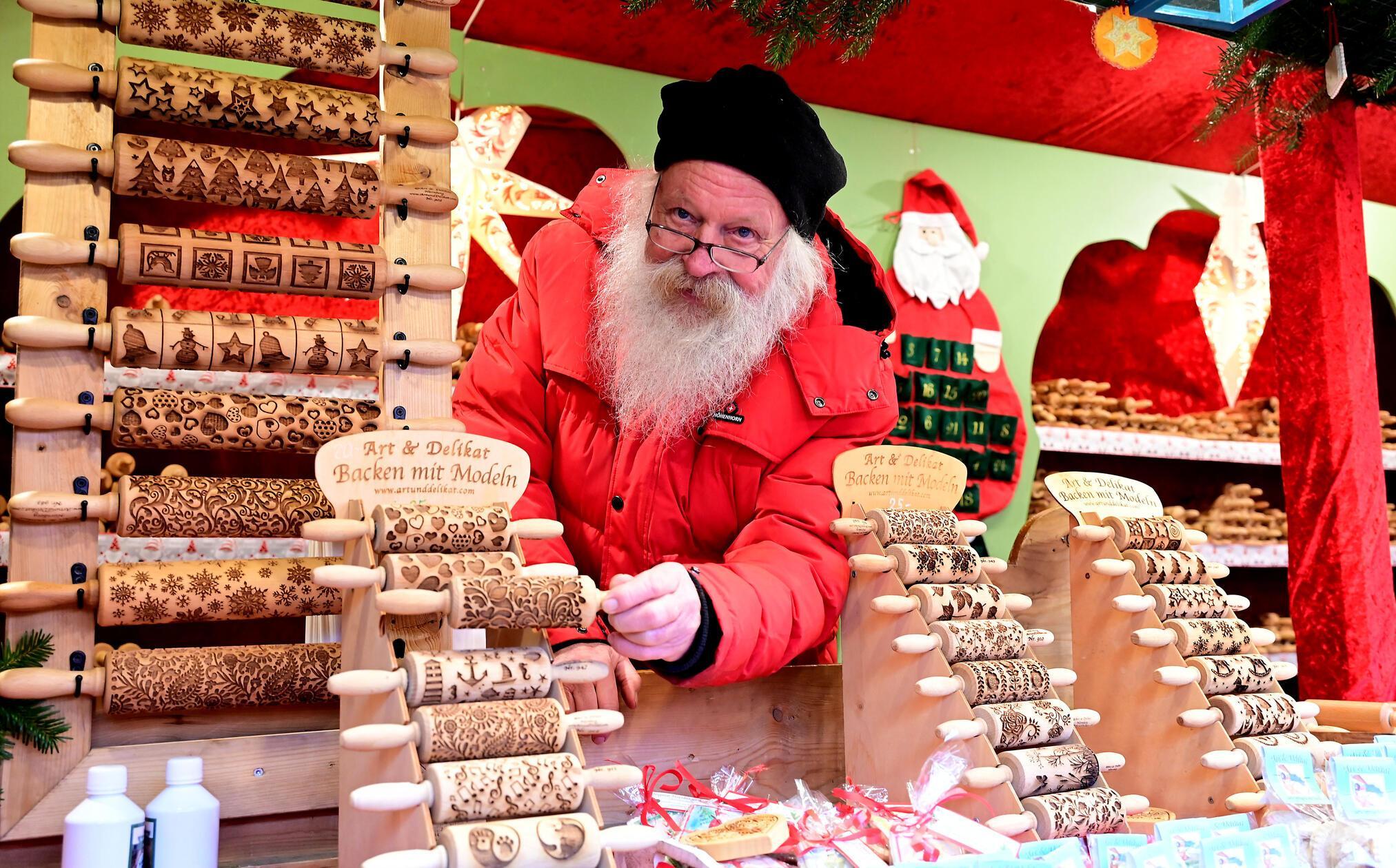 An den Ständen entdeckt man liebevoll gefertigte Sterne, Krippen und regionale Besonderheiten. Schorsch verkauft hier beispielsweise seine Modeln.