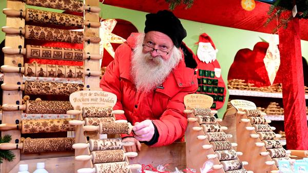 An den Ständen entdeckt man liebevoll gefertigte Sterne, Krippen und regionale Besonderheiten. Schorsch verkauft hier beispielsweise seine Modeln.