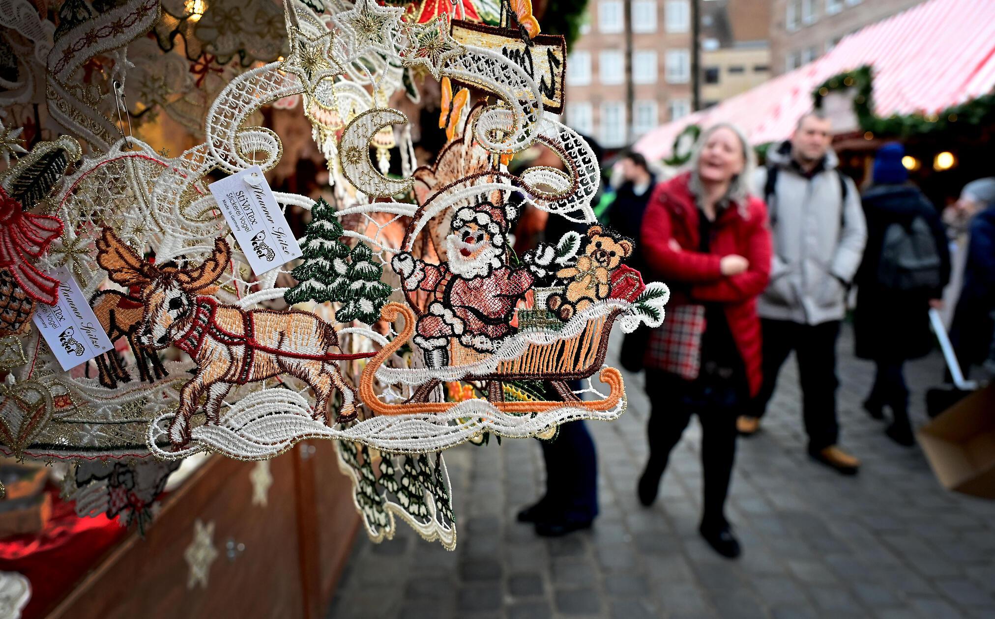 Anlässlich der Eröffnung des Christkindlesmarkts dürfen heute auch die Geschäfte in der Nürnberger Innenstadt ihre Türen bis 22 Uhr öffnen.