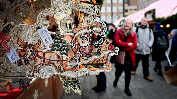 Anlässlich der Eröffnung des Christkindlesmarkts dürfen heute auch die Geschäfte in der Nürnberger Innenstadt ihre Türen bis 22 Uhr öffnen.