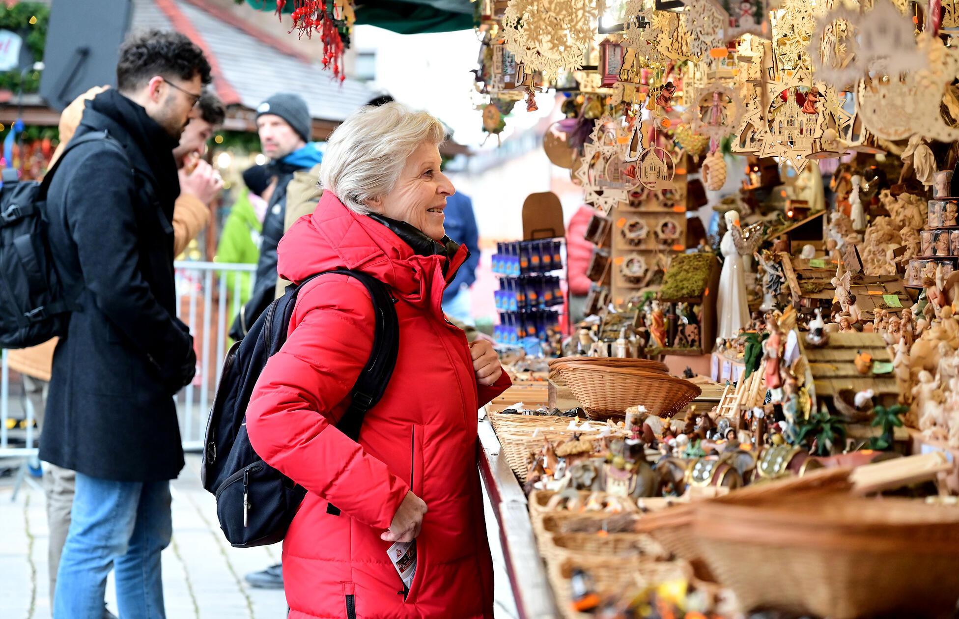 Auch, wenn an den Ständen des Christkindlesmarktes keine Black-Friday-Angebote locken - die Besucherinnen und Besucher stöbern eifrig.
