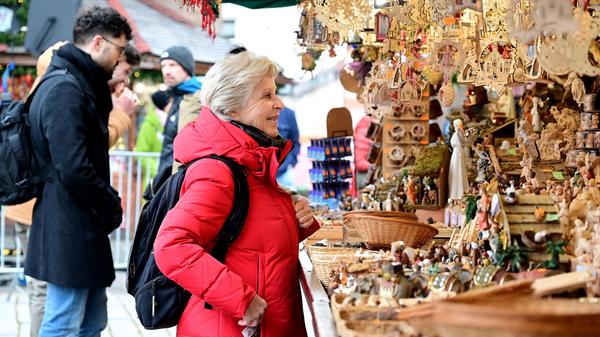 Auch, wenn an den Ständen des Christkindlesmarktes keine Black-Friday-Angebote locken - die Besucherinnen und Besucher stöbern eifrig.