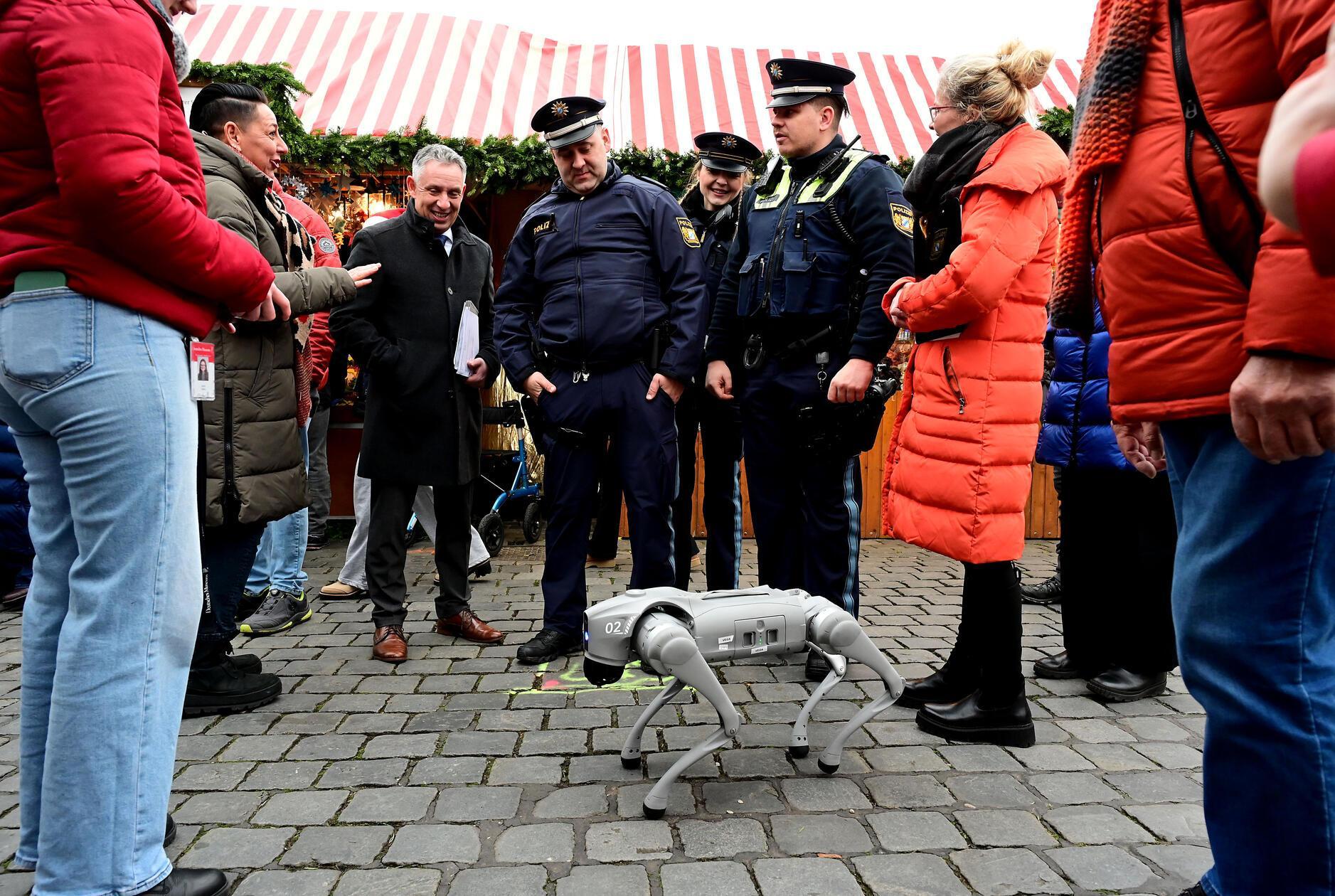 Ein besonderer Vierbeiner sorgt zwischen den Buden für Aufsehen: Laura Sohns vom Zukunftsmuseum führt ihren Robot Dog spazieren.
