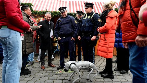 Ein besonderer Vierbeiner sorgt zwischen den Buden für Aufsehen: Laura Sohns vom Zukunftsmuseum führt ihren Robot Dog spazieren.