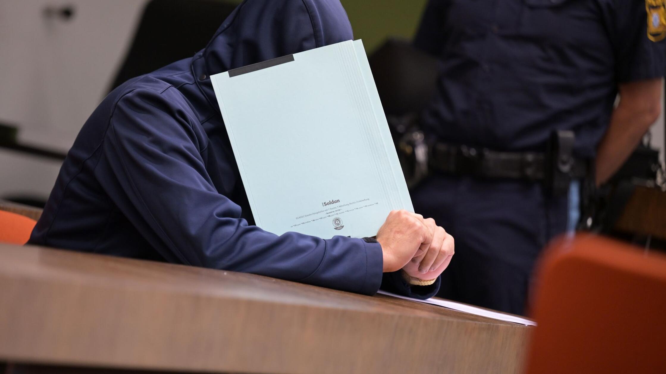 Moški obsojen na dolgoletno zaporno kazen zaradi poskusa umora sina in nekdanje partnerke