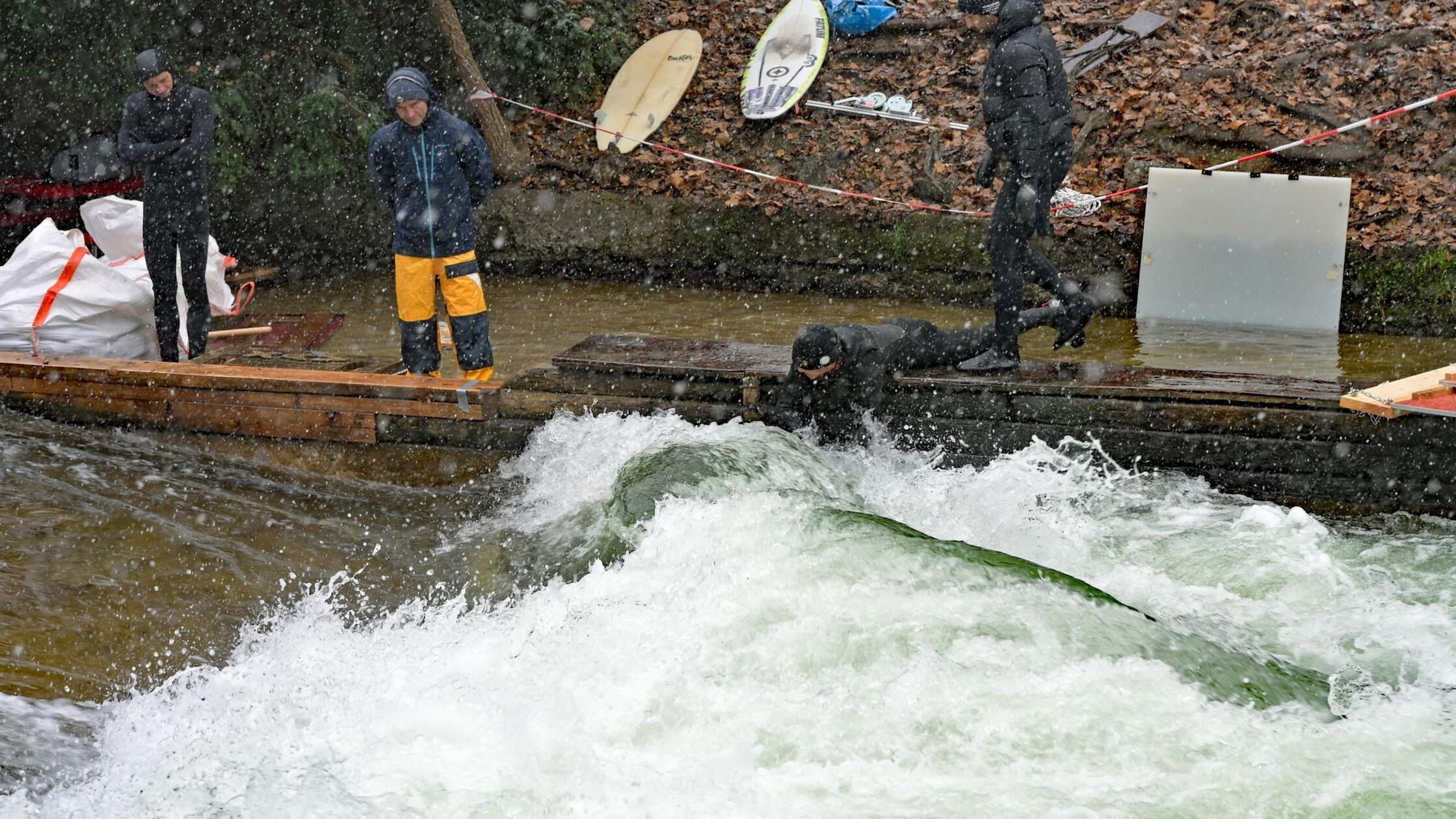 Teilerfolg: Rampe und Kies sollen Eisbachwelle zurückbringen