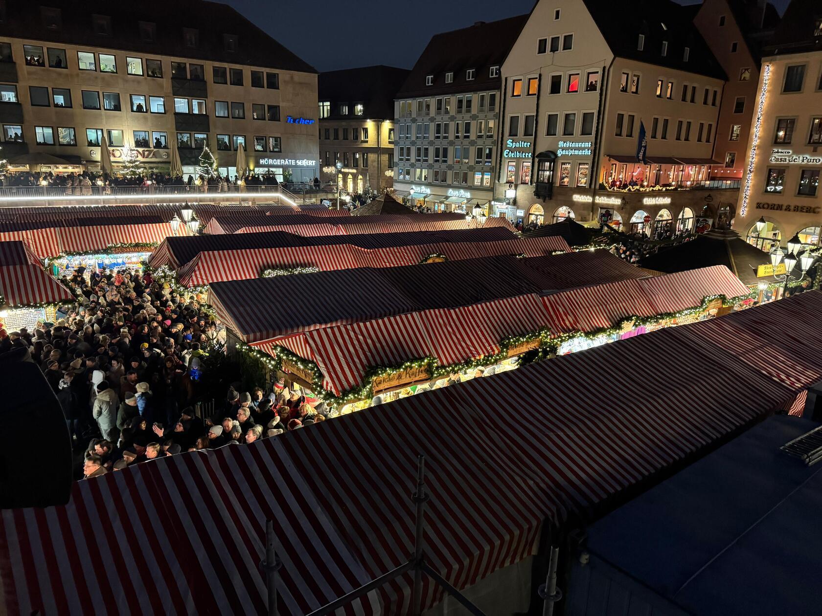 Am Hauptmarkt glitzert und glänzt es schon von weitem.