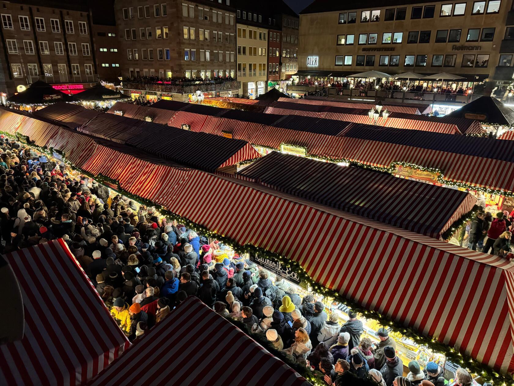 Menschen versammeln sich auf dem Nürnberger Christkindlesmarkt, um den Besuch von Oben nicht zu verpassen.